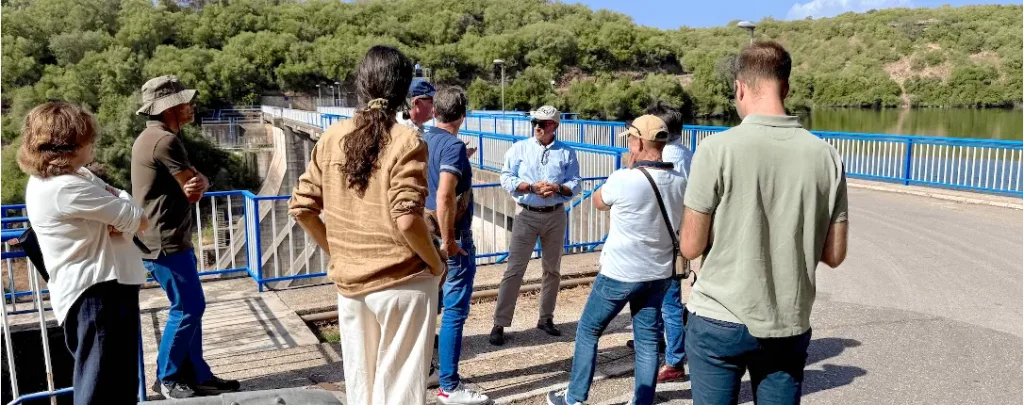 José Antonio Linares (centro), director técnico de ARECIAR, explica a los socios el Piloto 1