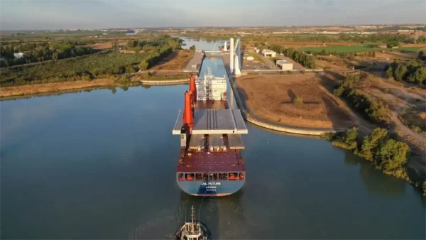 Carguero en la esclusa de Sevilla ©Puerto de Sevilla